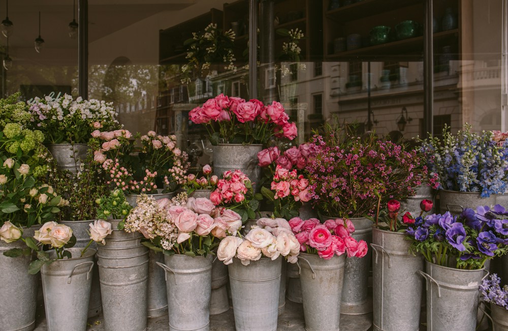 Rosa Blumen im Metalleimer